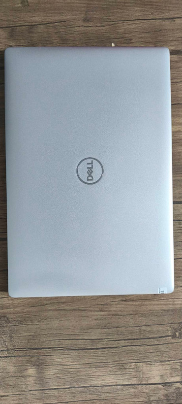 لپ تاپ dell استوک اروپایی رنگ نقرهای در حد آکبند