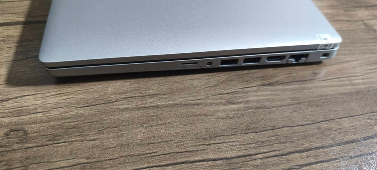 لپ تاپ dell استوک اروپایی رنگ نقرهای در حد آکبند