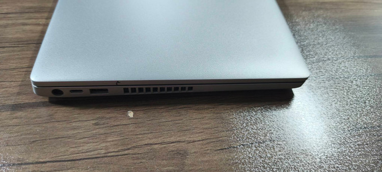 لپ تاپ dell استوک اروپایی رنگ نقرهای در حد آکبند